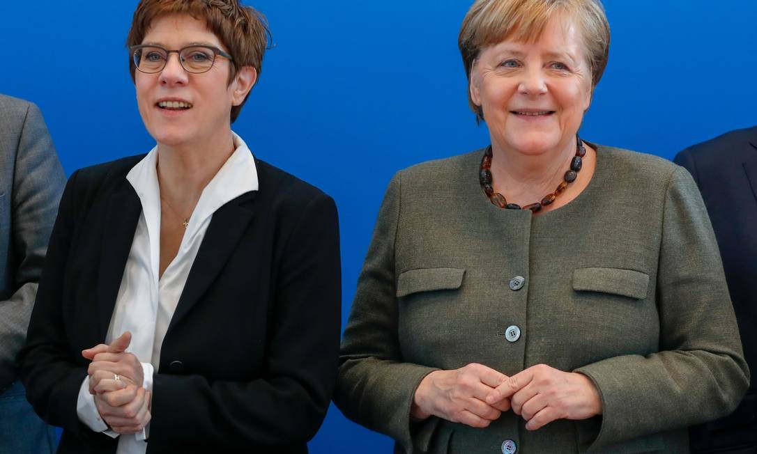 Líder interina da União Democrata Cristã, Annegret Kramp-Karrenbauer (E), e a chanceler da Alemanha, Angela Merkel, antes de reunião das lideranças da CDU em Berlim, no dia 24 de fevereiro Foto: ODD ANDERSEN / AFP