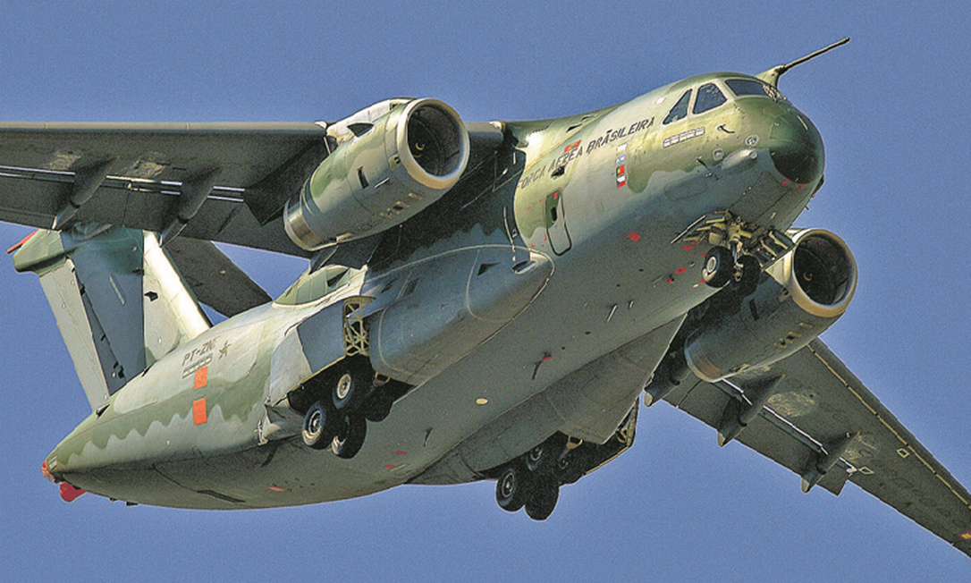 Cargueiro KC-390, maior aeronave militar já produzida pela Embraer, é um dos produtos da indústria nacional de defesa que o governo quer ajudar a destacar na vitrine internacional, ampliando mercados lá fora Foto: Lucas Lacaz Ruiz / Agência O Globo