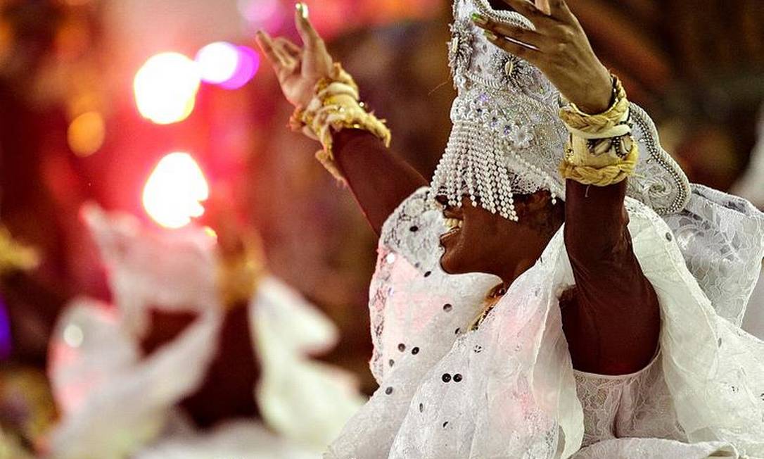 Componente da comissão de frente da Grande Rio: escola foi vice clamando por tolerância religiosa, em enredo sobre Joãozinho da Gomeia Foto: Guito Moreto / Agência O GLOBO