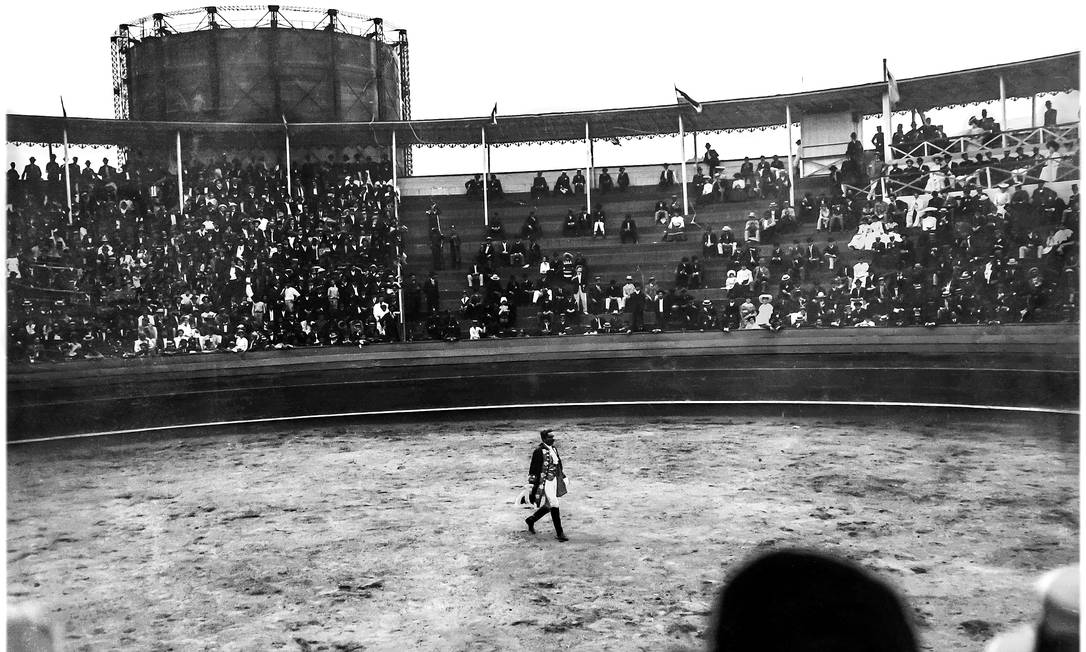 O hipódromo Prado Guarany, entre os bairros de São Cristóvão e Santo Cristo, era palco de corridas de cavalo e touradas: como esta que aparece em 1910, em um raro registro do interior de uma praça de touros Foto: Coleção Jaque de Barros / Divulgação