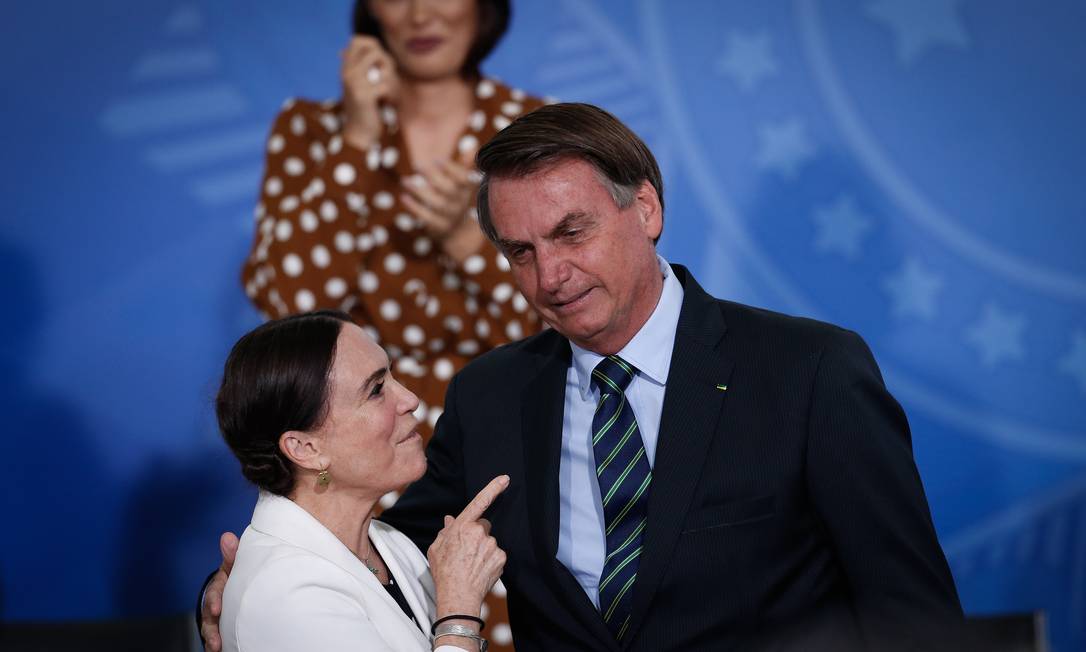 Regina Duarte com o presidente Jair Bolsonaro na cerimônia de pessoa da atriz como secretária Especial de Cultura Foto: Pablo Jacob / O Globo