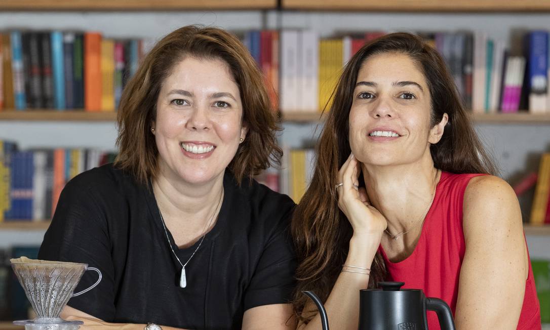 As sócias Martha Ribas e Leticia Bosisio abrem a Janela Livraria, no Jardim Botânico. O espaço gostoso de ficar, tem vinho, cafés, comidinhas, além de encontros, clube do livro e outros eventos Foto: Ana Branco / Agência O Globo