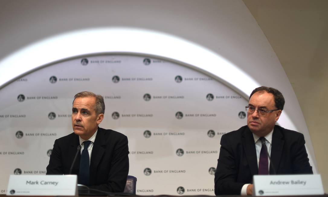 Mark Carney, diretor-gerente do Banco da Inglaterra, e seu sucessor, Andrew Bailey, durante coletiva em que anunciada o corte emergencial nas taxas de juros Foto: Reuters