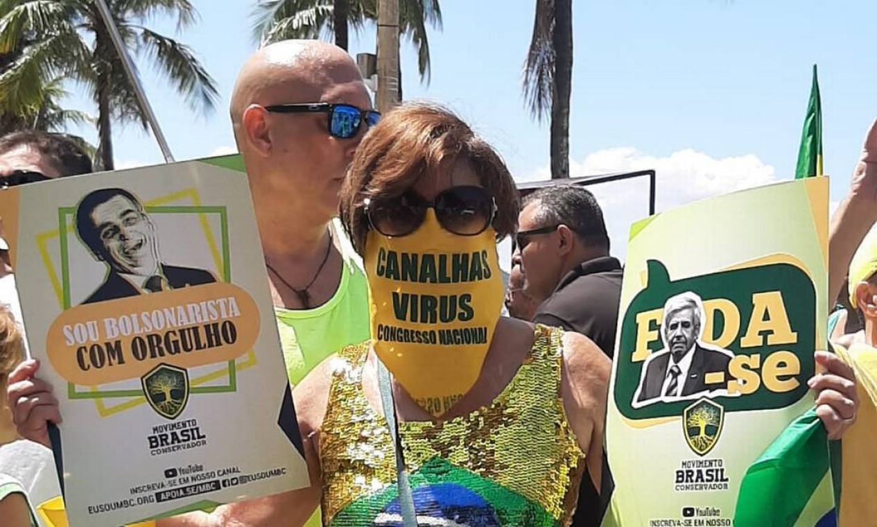 Manifestantes usavam camisas com as cores da bandeira do Brasil, como ocorria nos atos a favor de impeachment de Dilma Rousseff Foto: Alice Cravo / Agência O Globo