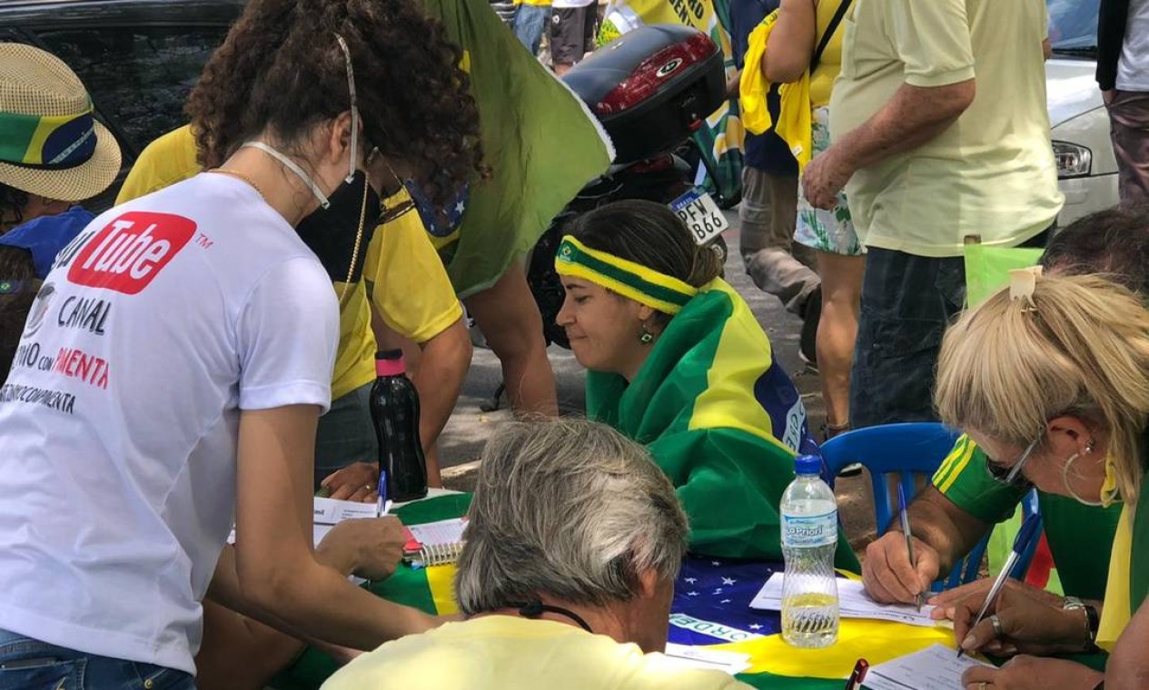 Em Brasília (foto), como no Rio, apoiadores de Bolsonaro recolhiam assinaturas para a criação do Aliança pelo Brasil Foto: Aguirre Talento / Agência O Globo