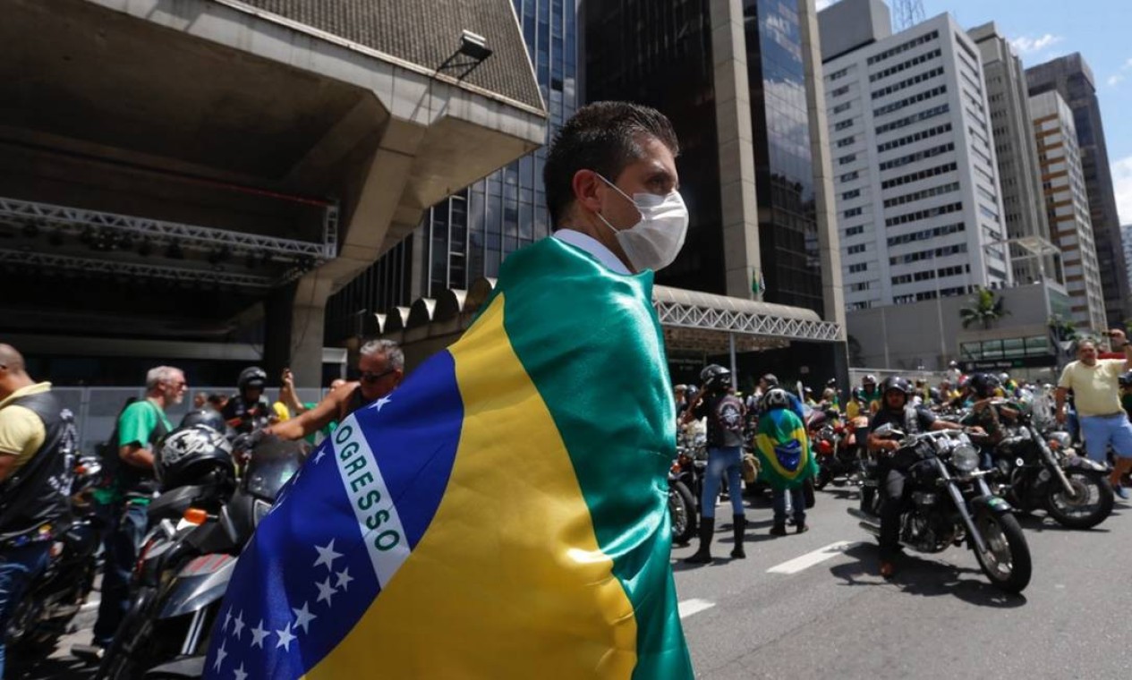Manifestantes usam máscara de proteção no ato da Paulista, apesar de o Ministério da Saúde recomendar evitar aglomerações Foto: Edilson Dantas / Agência O Globo