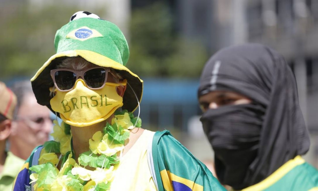 Mesmo pertencendo ao grupo de risco, idosos vão a ato na Avenida Paulista Foto: Edilson Dantas / Agência O Globo