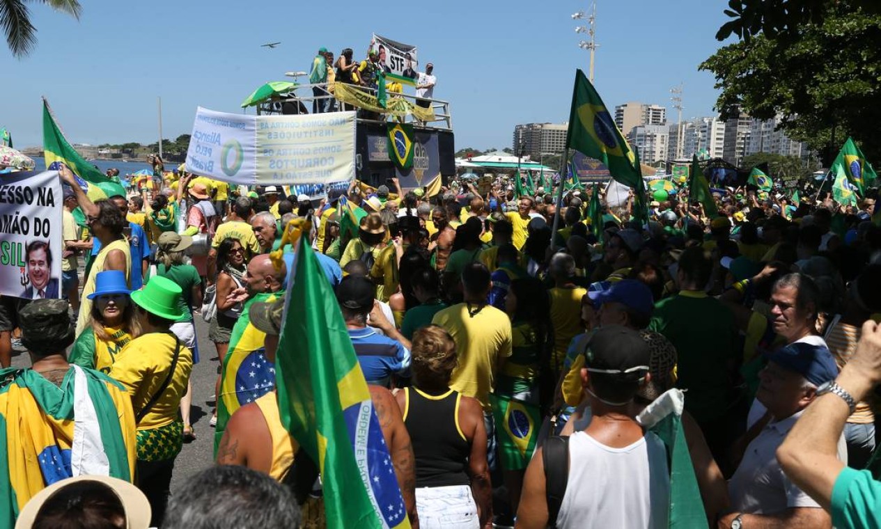 Trio elétrico ficou na Avenida Atlântica, entre as ruas Xavier da silveira e a Miguel lemos. Polícia Militar impediu ato de circular pela orla Foto: Pedro Teixeira / Agência O Globo