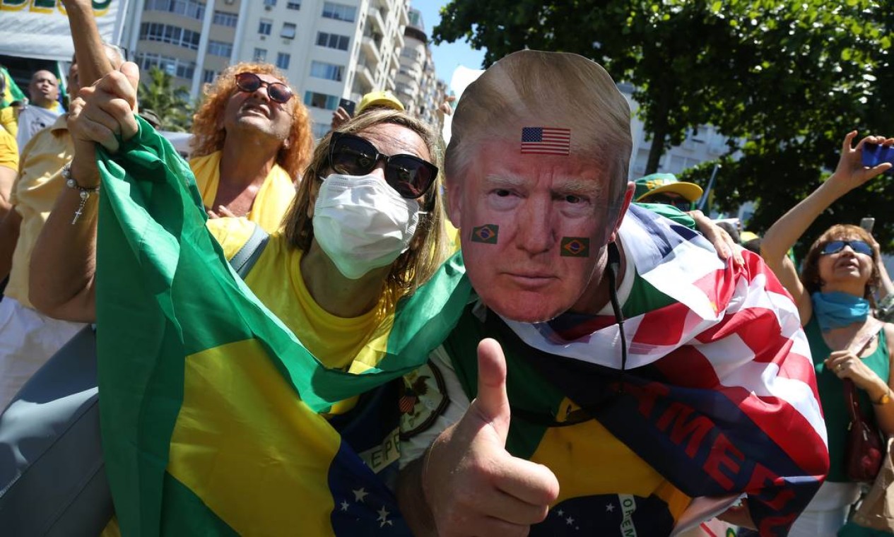 Apioadores de Bolsonaro manifestam simpatia pelo presidente dos EUA, Donald Trump Foto: Pedro Teixeira / Agência O Globo