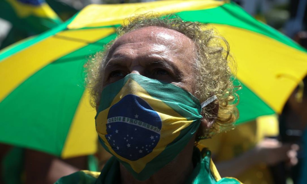 Mesmo pertencendo ao grupo de risco, idosos vão a ato em Copacabana Foto: Pedro Teixeira / Agência O Globo