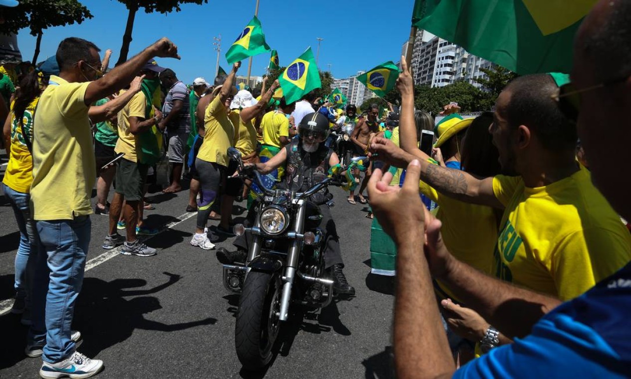 Apoiadores do presidente Bolsonaro ignoram recomendação do Ministério da Saúde de evitar aglomerações Foto: Pedro Teixeira / Agência O Globo