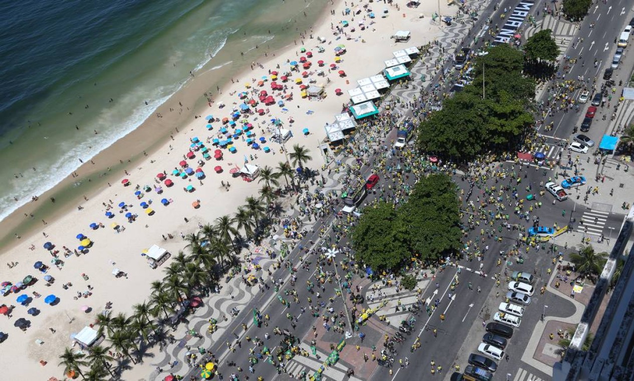 Vista aérea na altura do posto 4, na Avenida Atlântica, em Copacabana, onde aconteceu o ato Foto: Pedro Teixeira / Agência O Globo