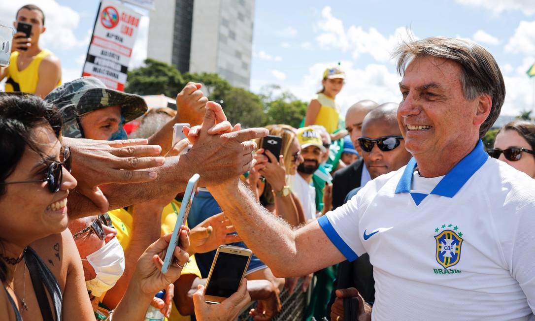 O presidente Jair Bolsonaro cumprimenta manifestantes durante o ato em Brasília Foto: Sergio Lima / AFP