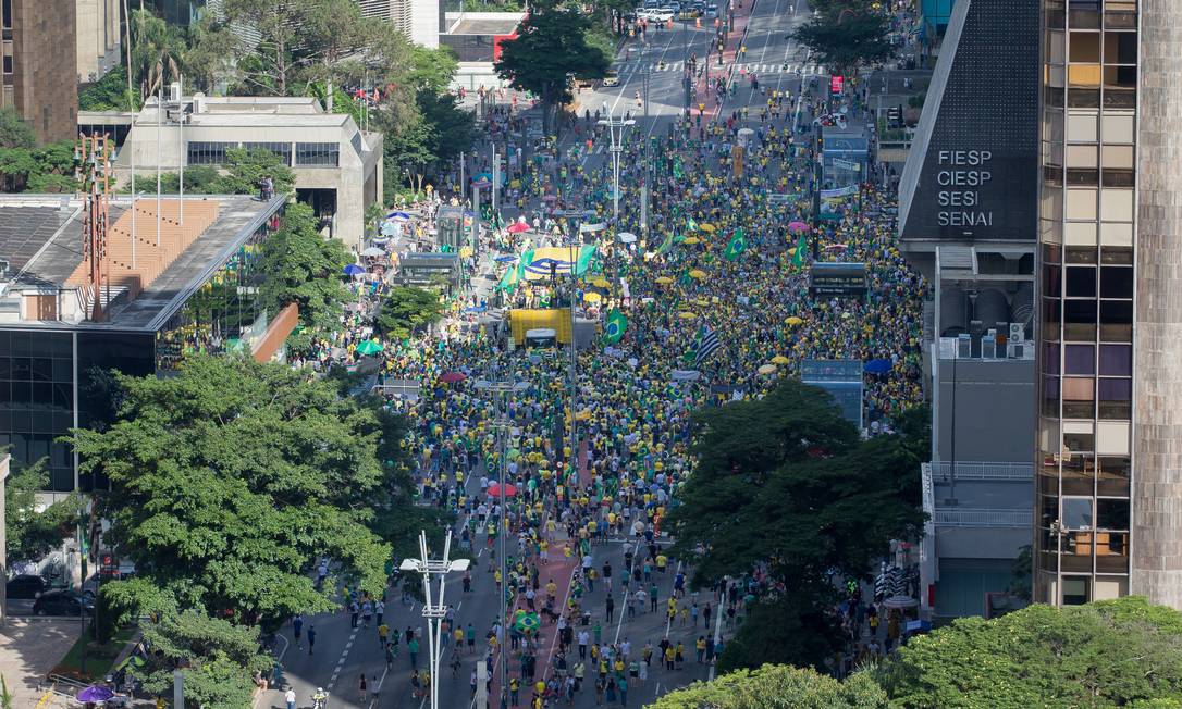 Manifestação pró-governo na Avenida Paulista. Algumas pessoas usam máscaras para evitar a contaminação pelo coronavírus Foto: Edilson Dantas / Agência O Globo