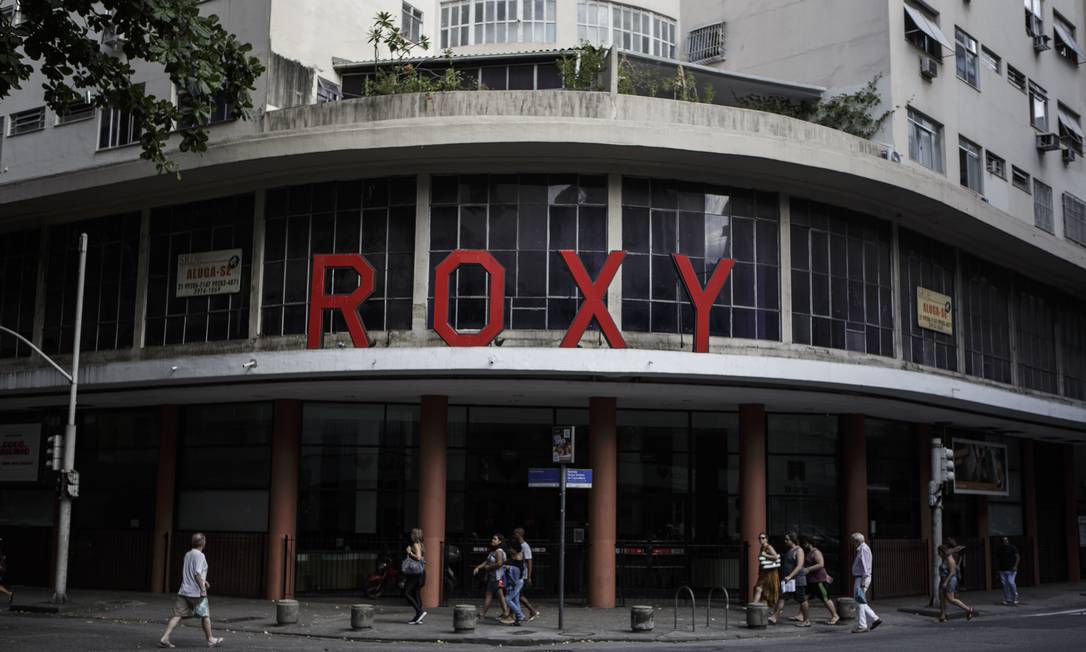 Cinema Roxy fechado, em Copacabana, após decretação de quarentena no estado Foto: Alexandre Cassiano / Agência O Globo