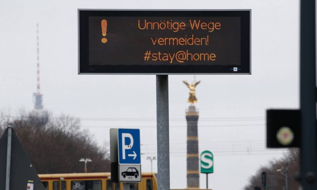 Placa de trânsito em Berlim alerta população a ficar em casa Foto: MICHELE TANTUSSI / REUTERS / 20-03-2020