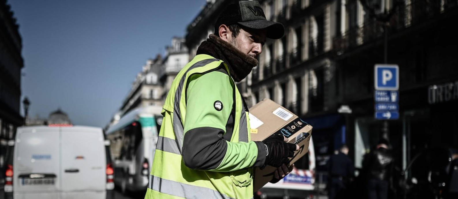 A Amazon anunciou que vai contratar cem mil trabalhadores nos EUA, para dar conta das entregas Foto: PHILIPPE LOPEZ / AFP