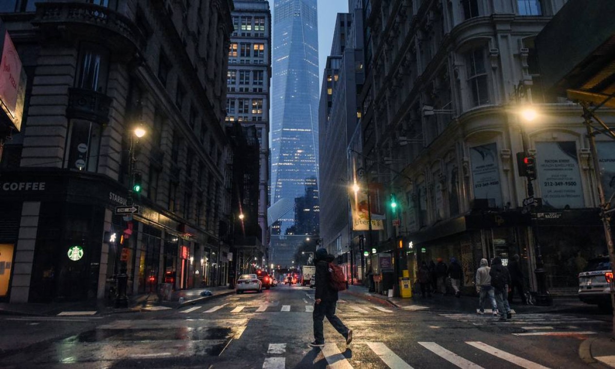 Uma vista ao longo da Fulton Street, olhando para oeste da Nassau Street, no sul de Manhattan, na manhã desta segunda-feira. O prefeito de Nova York, Bill de Blasio, deu um aviso severo sobre a necessidade de equipamentos médicos da cidade, dizendo que se os hospitais não tivessem mais ventiladores nesta semana, o número de mortes aumentaria Foto: STEPHANIE KEITH / Agência O Globo