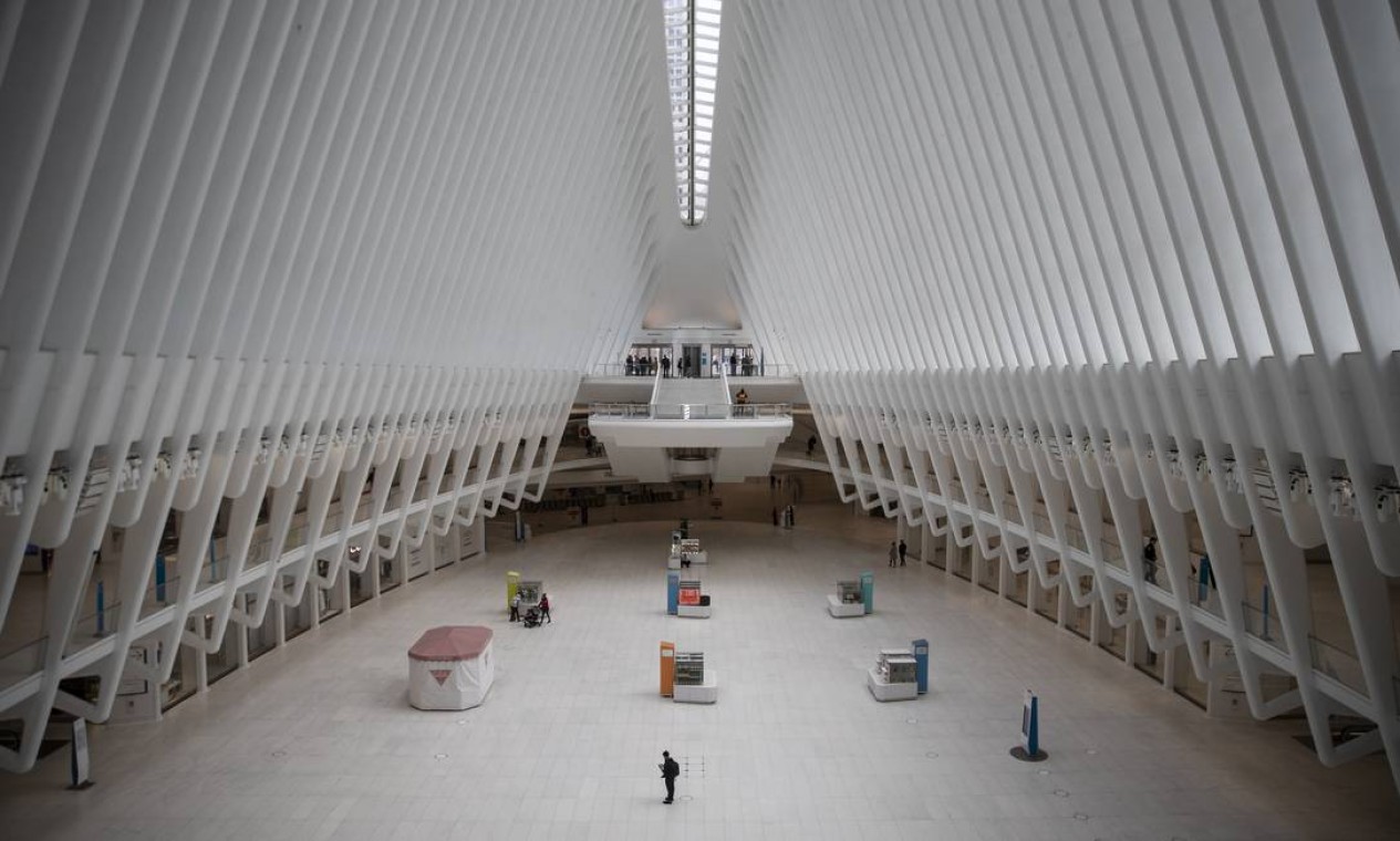 Um importante centro de trânsito, o Oculus, quase vazio em Nova York. A atual calamidade global fez da escassez a condição necessária para a sobrevivência da humanidade Foto: Victor J. Blue / Agência O Globo