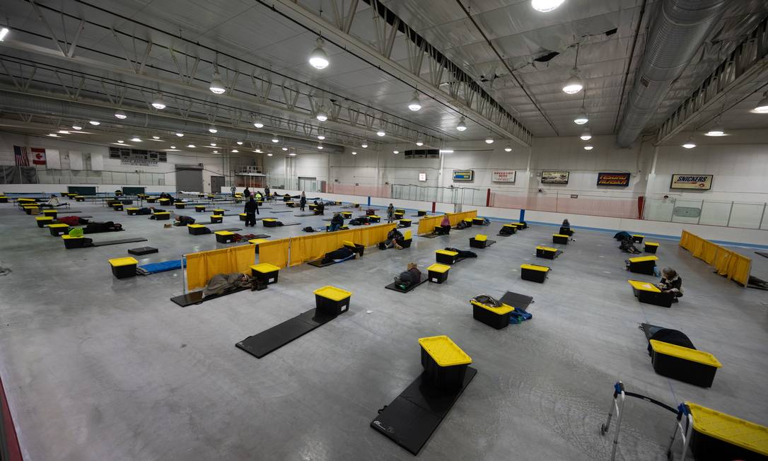 Arena de patinação de gelo foi convertida em abrigo para moradores de rua em Anchorage, no Alaska, para protegê-los da exposição ao novo coronavírus Foto: Matt Waliszek of Orzel Photograp / via REUTERS