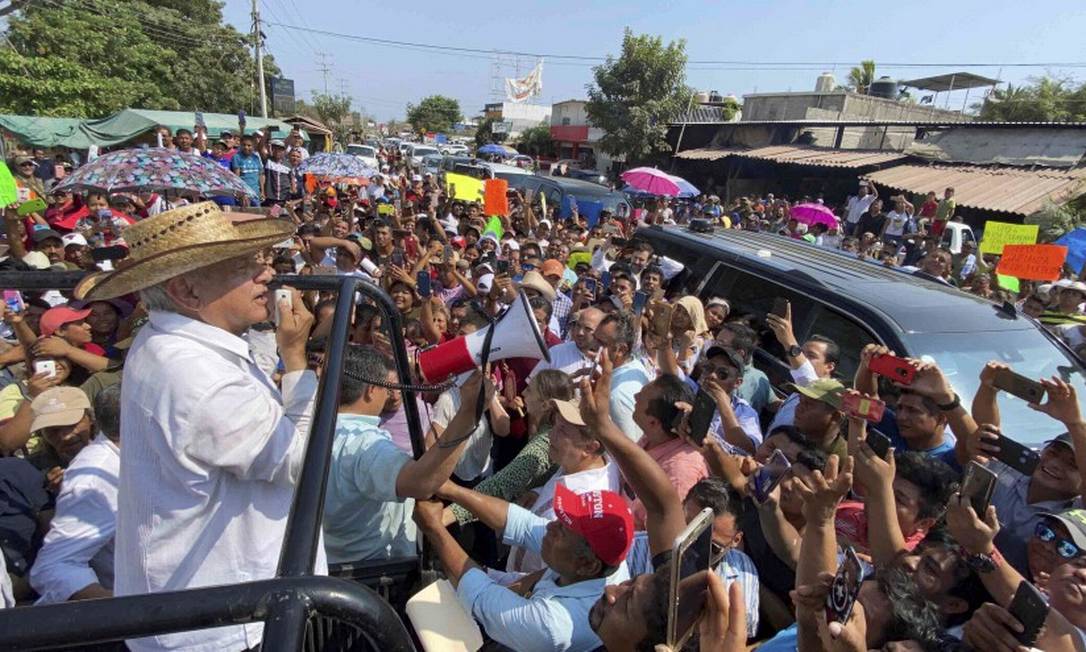 O presidente do México, Andrés Manuel López Obrador, usa um megafone para falar com seus apoiadores num comício dia 15 de março Foto: MEXICO'S PRESIDENCY / REUTERS