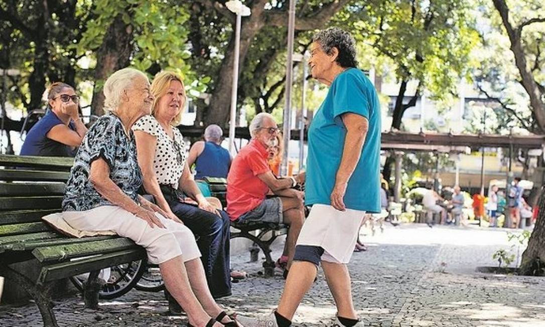 Idosos se reúnem em Copacabana, bairro que concentra população com mais de 60 anos: as amigas vão para a rua, mas se cumprimentam com os pés Foto: Márcia Foletto/21-3-2020