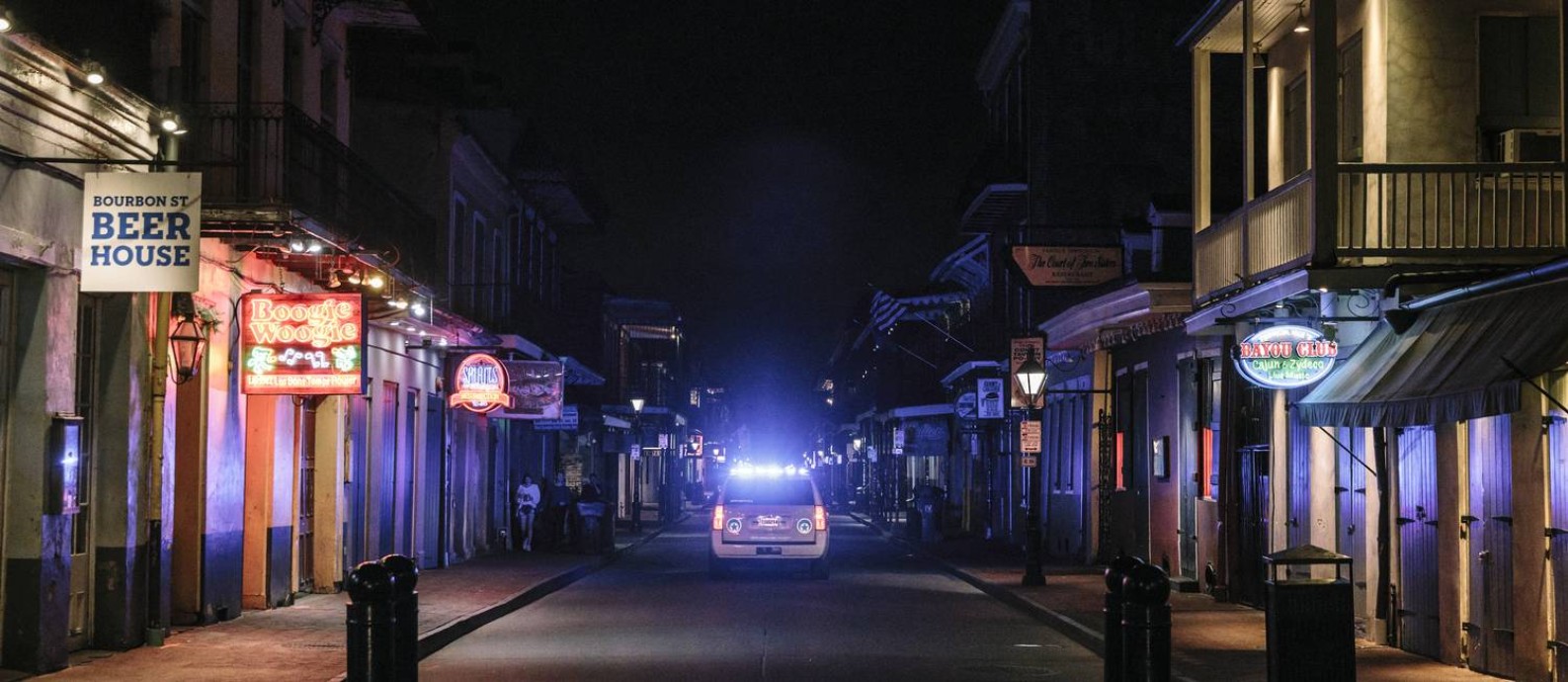 Bourbon Street, tradicional rua de New Orleans, deserta em meio à pandemia de coronavírus Foto: WILLIAM WIDMER / NYT