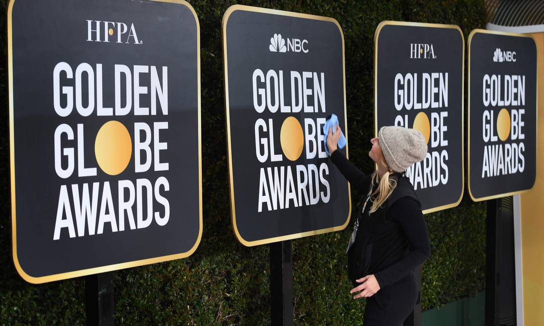 Trabalhadores preparam o tapete vermelho do Globo de Ouro em 2019 Foto: MARK RALSTON / AFP