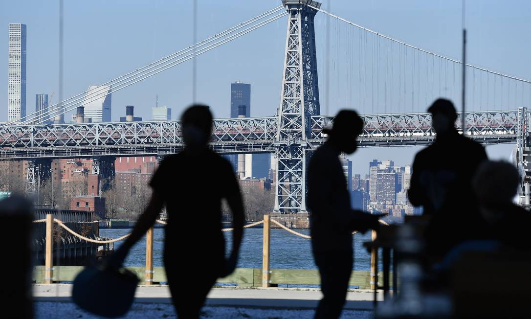 Trabalhadores no Brooklyn Navy Yard, antigo estaleiro que abriga pequenas fábricas, todas no momento dedicadas à produção de equipamento médico de proteção contra a Covid-19 Foto: ANGELA WEISS / AFP