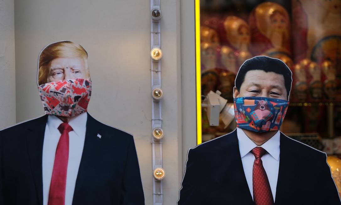 Em uma loja de Moscou, bonecos de papel de Trump e Xi usam máscaras Foto: EVGENIA NOVOZHENINA / REUTERS