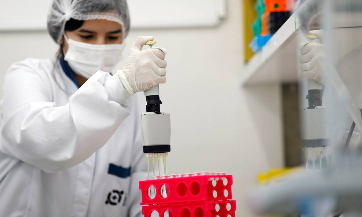 Funcionário da startup brasileira de equipamentos de saúde Hi Technologies trabalha em um lote de testes para diagnosticar a Covid-19, em Curitiba Foto: RODOLFO BUHRER / REUTERS