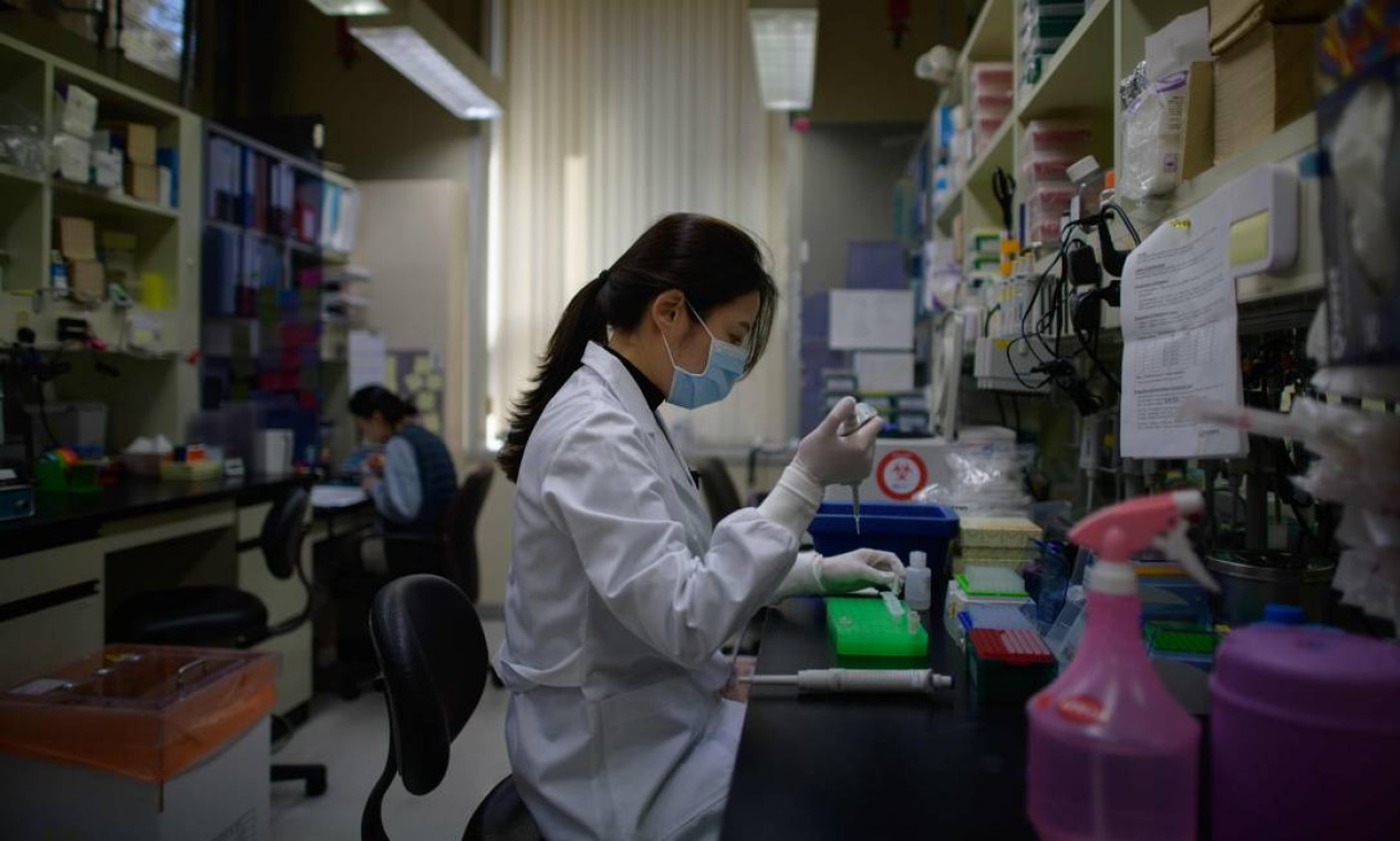 Técnica de laboratório trabalhando em teste de anticorpos neutralizantes no coronavírus, em um laboratório de Nível de Segurança Biológica 3 – o máximo é 4 –, no Instituto Internacional de Vacinas, na capital sul-coreana Seul. O país ficou conhecido como exemplo bem-sucedido de combate à epidemia do novo coronavírus Foto: ED JONES / AFP