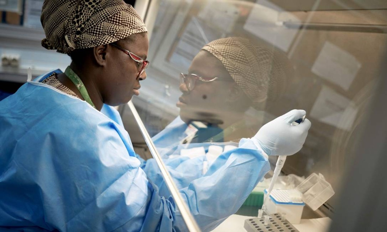 Pesquisadora realiza teste do coronavírus no Centro de Pesquisa Clínica da Universidade de Bamako. Mali mobilizou cientistas antes mesmo do pais registrar o primeiro caso no país Foto: MICHELE CATTANI / AFP