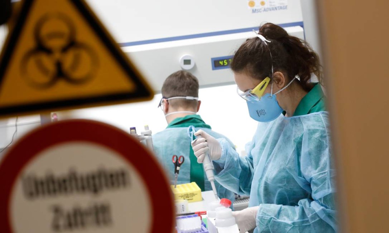 Pesquisadores realizam testes com em laboratório com o novo coronavírus em Berlim, Alemanha Foto: AXEL SCHMIDT / REUTERS