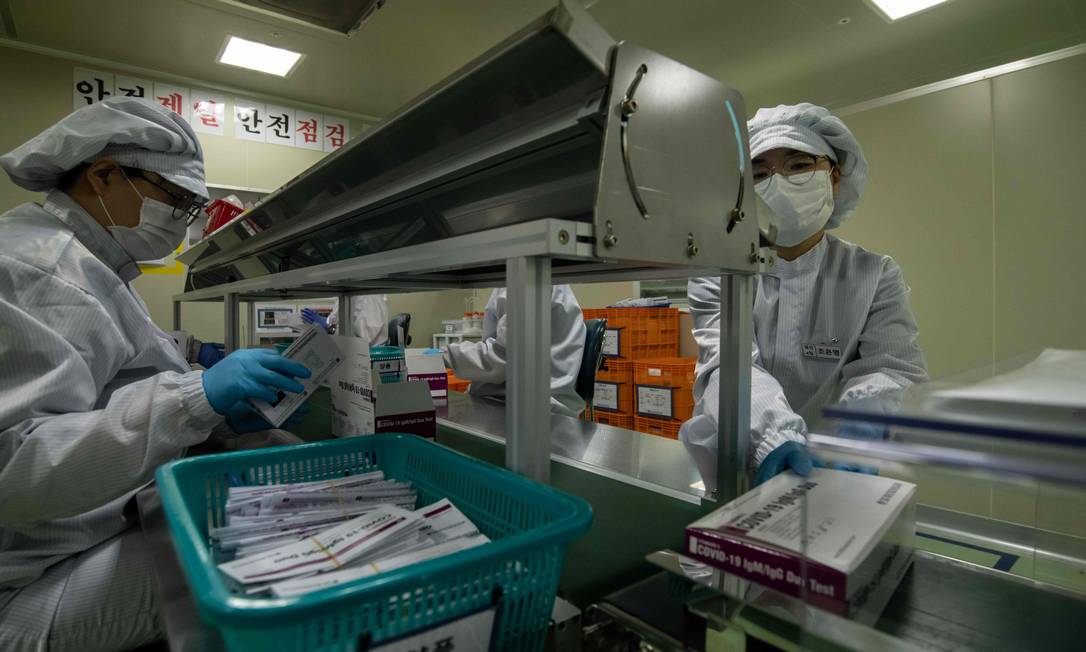 Novos kits de teste da Covid-19 são embalados em Cheongju, ao sul de Seul: país fez testagem em massa Foto: ED JONES / AFP