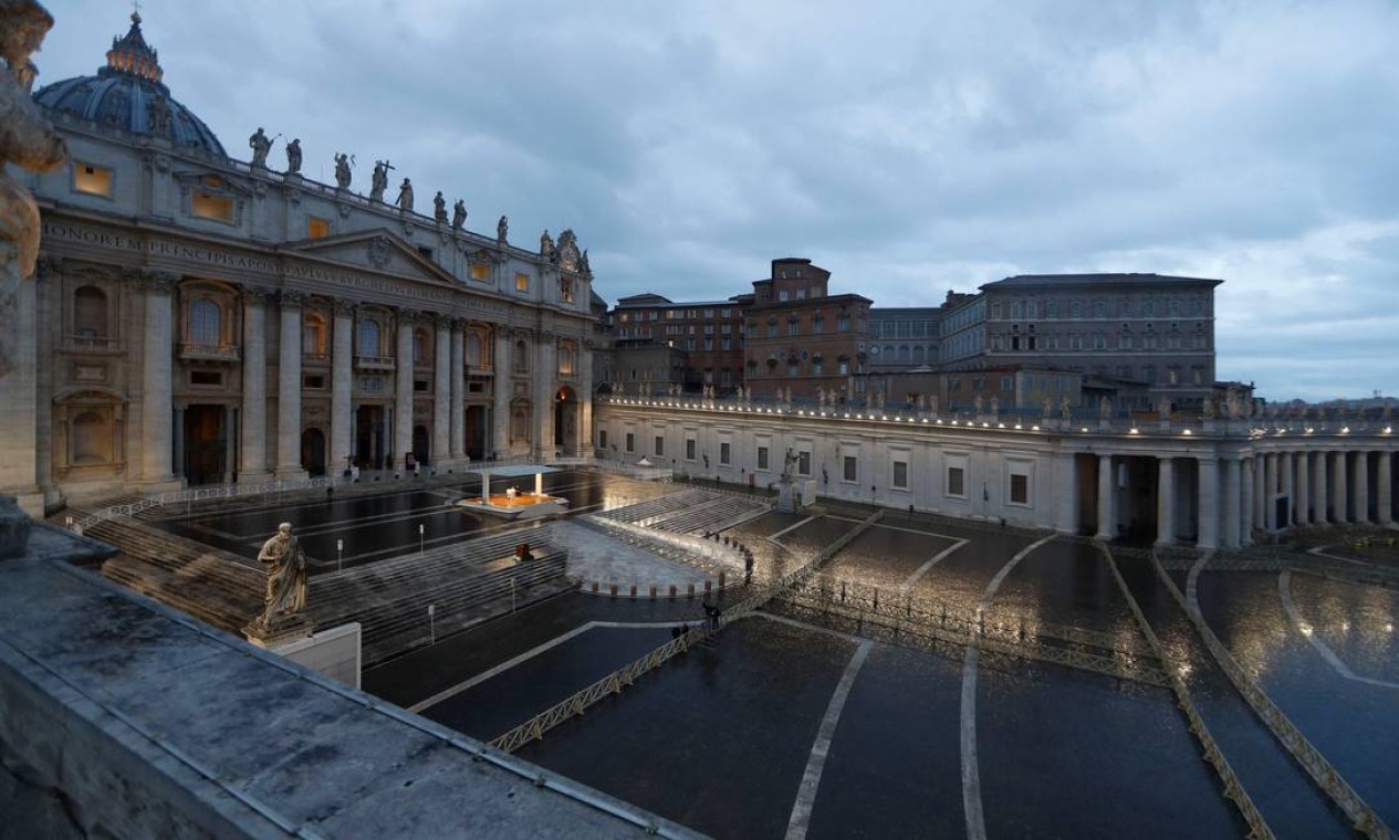 O papa Francisco orou diante da praça vazia na Basílica de São Pedro, no topo da escadaria em frente à fachada da Igreja Foto: YARA NARDI / AFP
