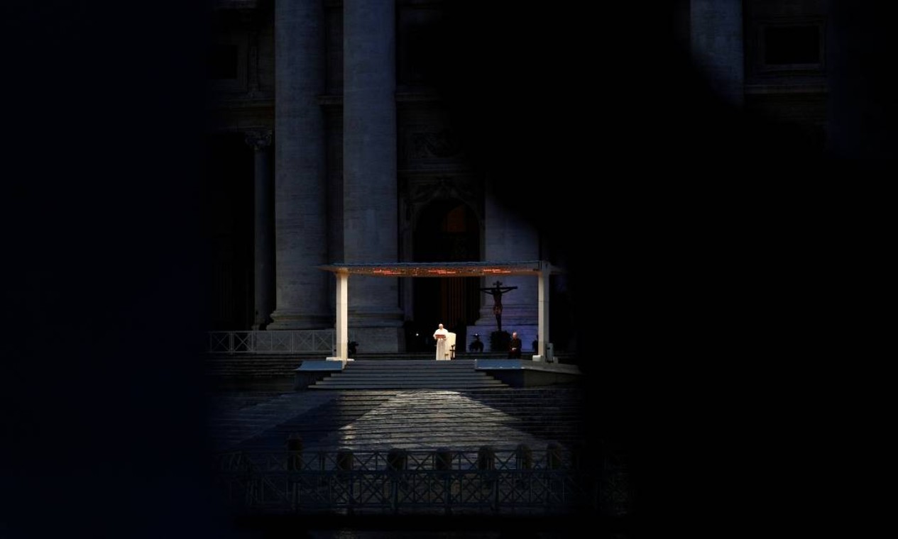 Francisco entrega a extraordinária bênção Urbi et orb" (para a cidade e o mundo) – normalmente dada apenas no Natal e na Páscoa – como resposta à pandemia de Covid-19 Foto: GUGLIELMO MANGIAPANE / REUTERS