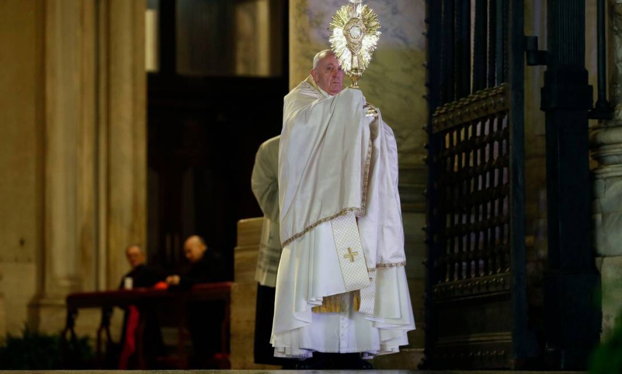 Papa Francisco concede a bênção Urbi et orbi, depois de presidir oração especial, diante da praça vazia na Basílica de São Pedro, pelo fim da pandemia do novo coronavírus Foto: YARA NARDI / AFP