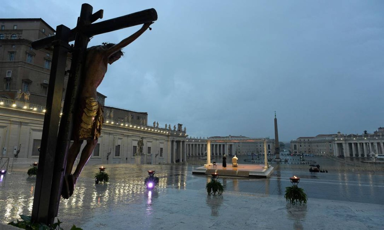 Foto do crucifixo milagroso que em 1552 foi usado em uma procissão em torno de Roma para parar a grande praga. Segundo a tradição, a peça sagrada é objeto de profunda veneração pelos fiéis de Roma desde 1519, quando permaneceu ileso em um grande incêndio que destruiu a igreja no centro de Roma Foto: HANDOUT / AFP