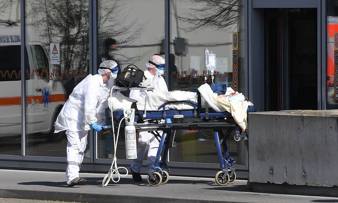 Paciente é levado para hospital em Strasbourg, na França. Foto: PATRICK HERTZOG / AFP