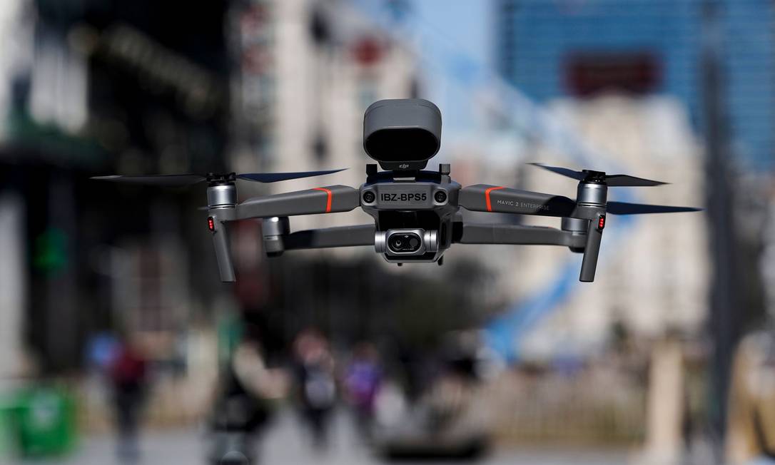 Vigilância. Drone da polícia belga patrulha Bruxelas durante a quarentena
Foto: KENZO TRIBOUILLARD / AFP