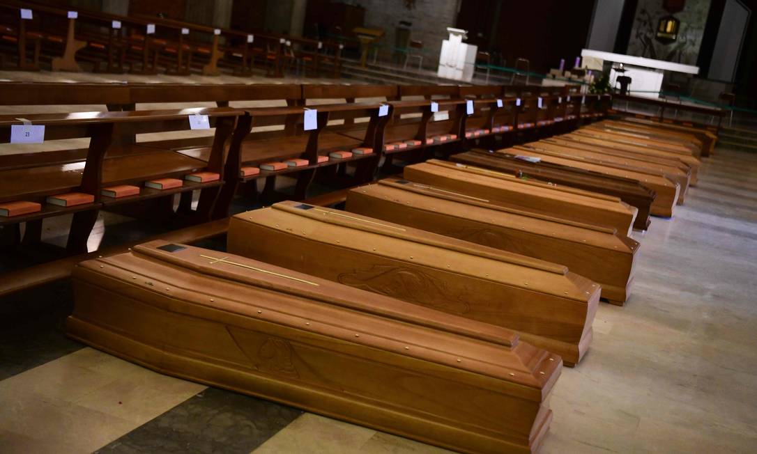 Caixões são armazenados na igreja de San Giuseppe em Seriate, perto de Bergamo, na Lombardia Foto: PIERO CRUCIATTI / AFP/26-03-2020