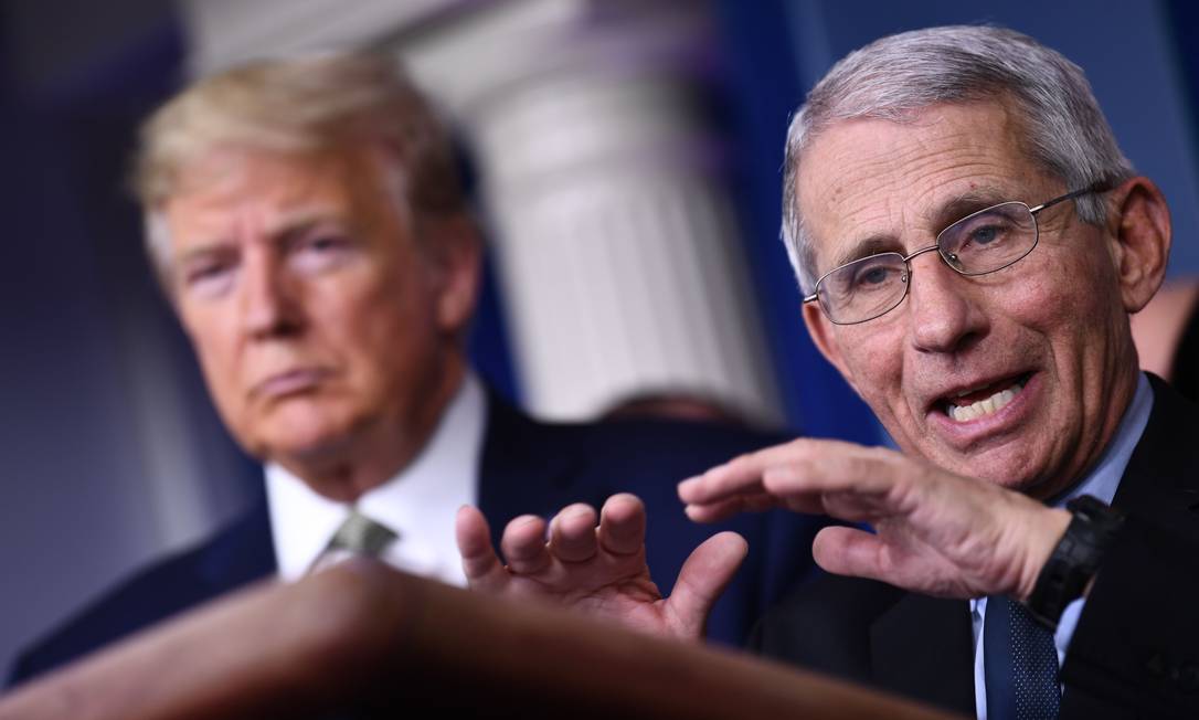 Fauci em uma das entrevistas coletivas diárias ao lado de Trump Foto: BRENDAN SMIALOWSKI / AFP/17-3-2020