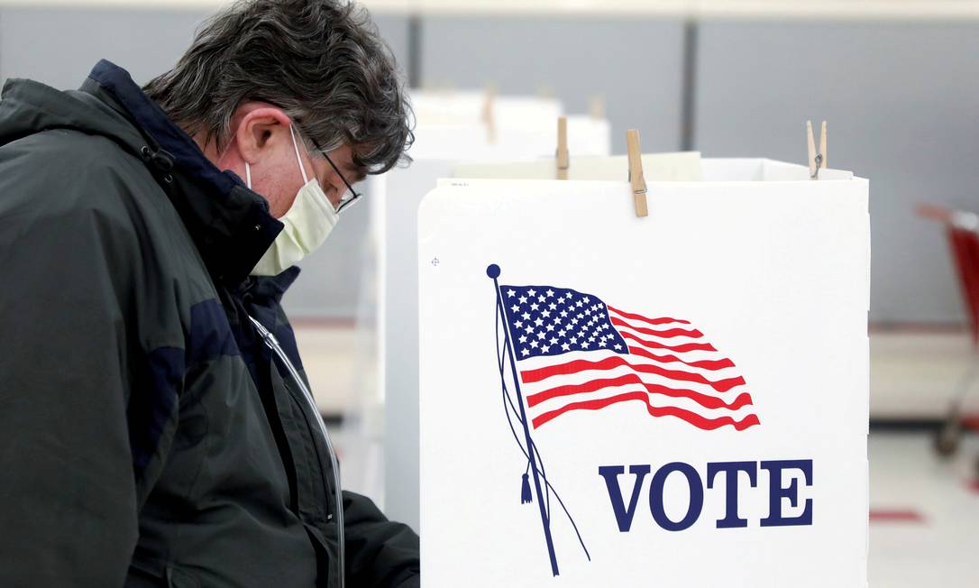 Eleitor vota durante as primárias de Illinois, no dia 17 de março Foto: Daniel Acker / REUTERS