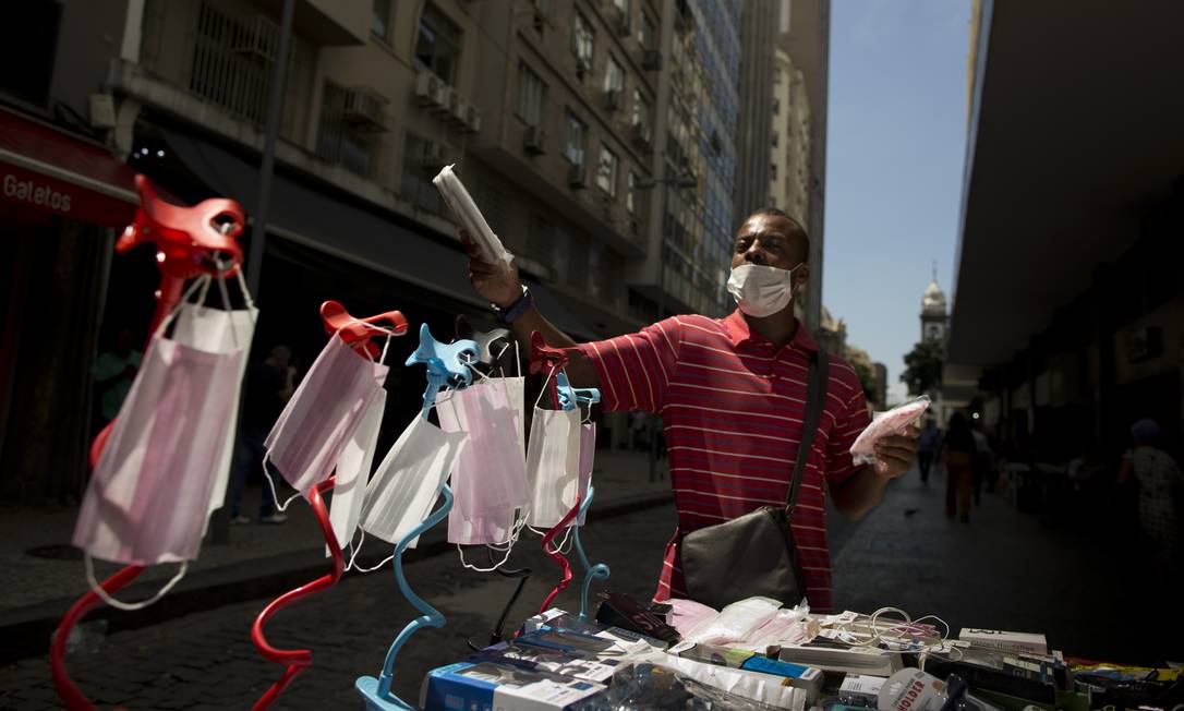 Camelô vendendo máscaras nas ruas do Rio no início da epidemia de coronavírus na cidade 16-3-2020 Márcia Foletto / Agência O Globo Foto: Márcia Foletto / Agência O Globo