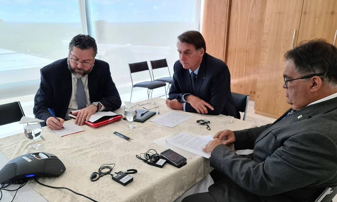 O presidente Jair Bolsonaro acompanhado do ministro das Relações Exteriores, Ernesto Araújo, no Palácio do Planalto. Foto: Reprodução/Twitter