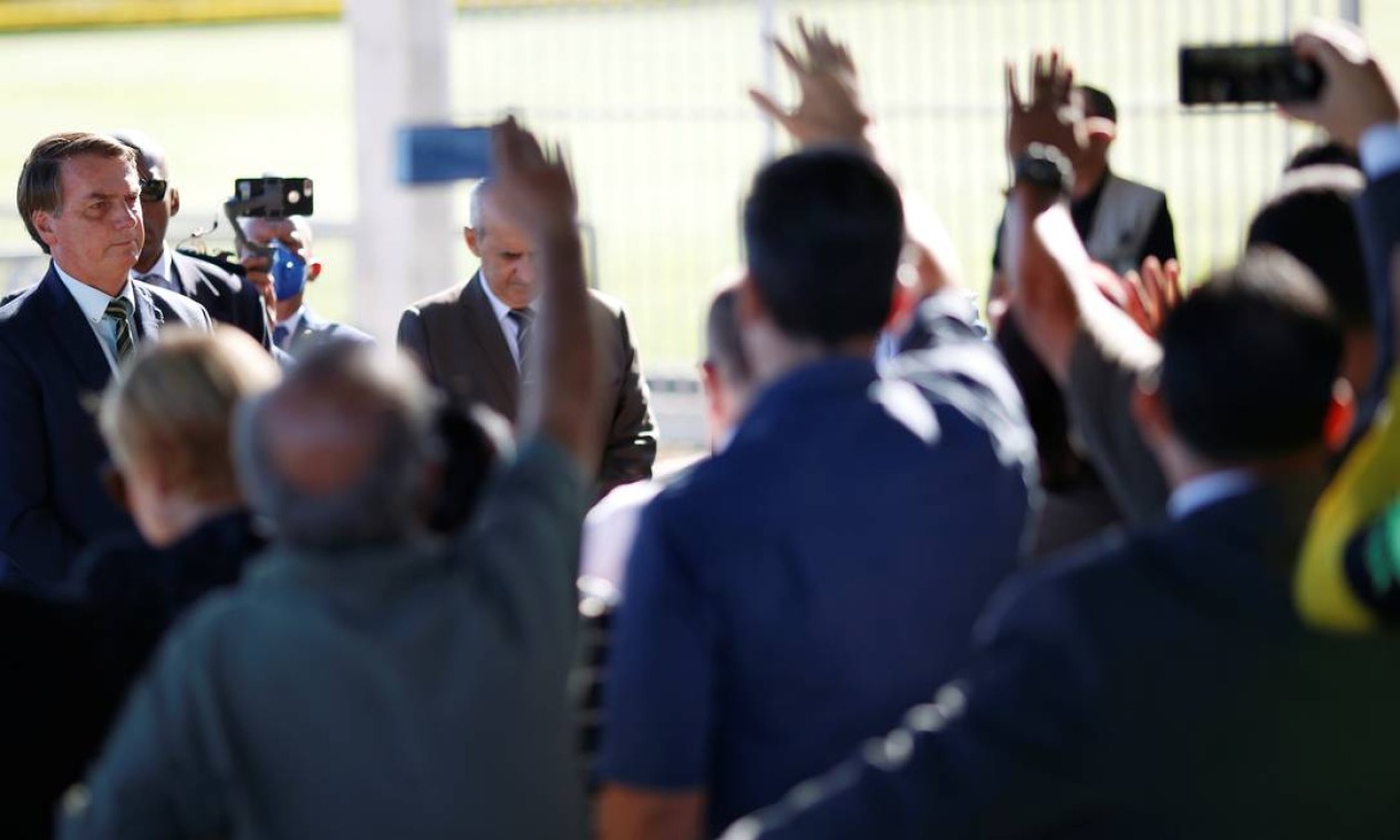 O presidente do Brasil, Jair Bolsonaro, se reúne com apoiadores ao deixar o Palácio da Alvorada, em meio ao surto de Covid-19 Foto: UESLEI MARCELINO / REUTERS