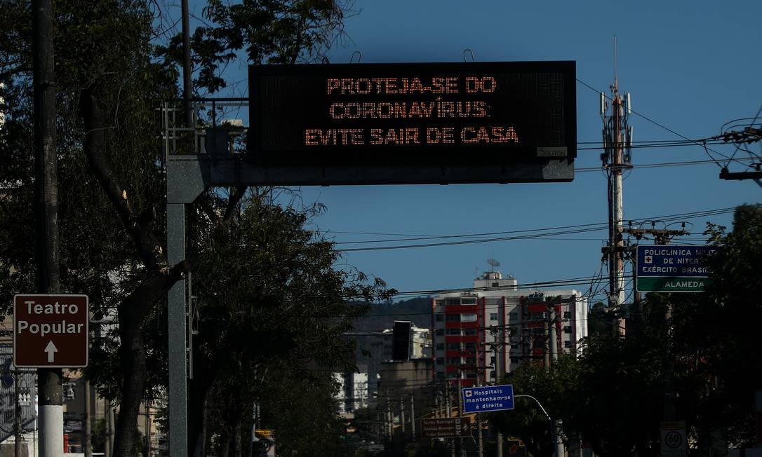 Placa pede que população evite sair de casa: para conter coronavírus, cidade terá importantes acessos totalmente bloqueados até o próximo dia 18 Foto: Fabio Motta / Agência O Globo