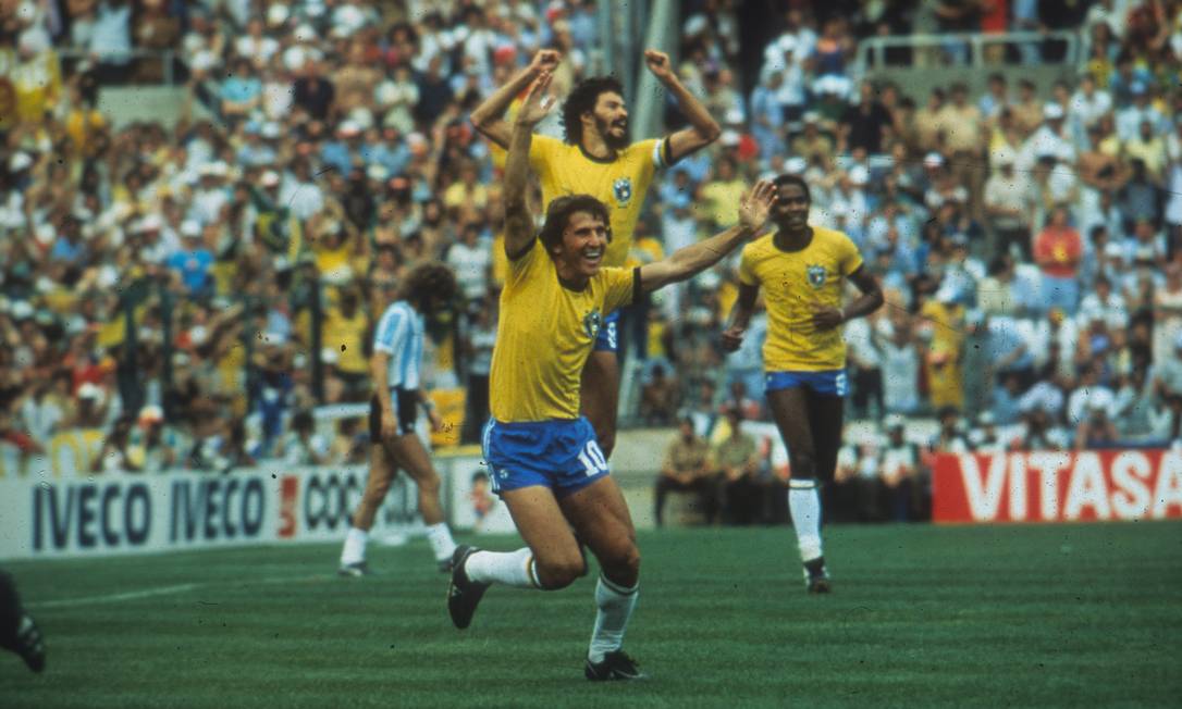 Zico corre para comemorar o primeiro gol do Brasil, observado por Sócrates Foto: Anibal Philot / Anibal Philot / Agência O Globo