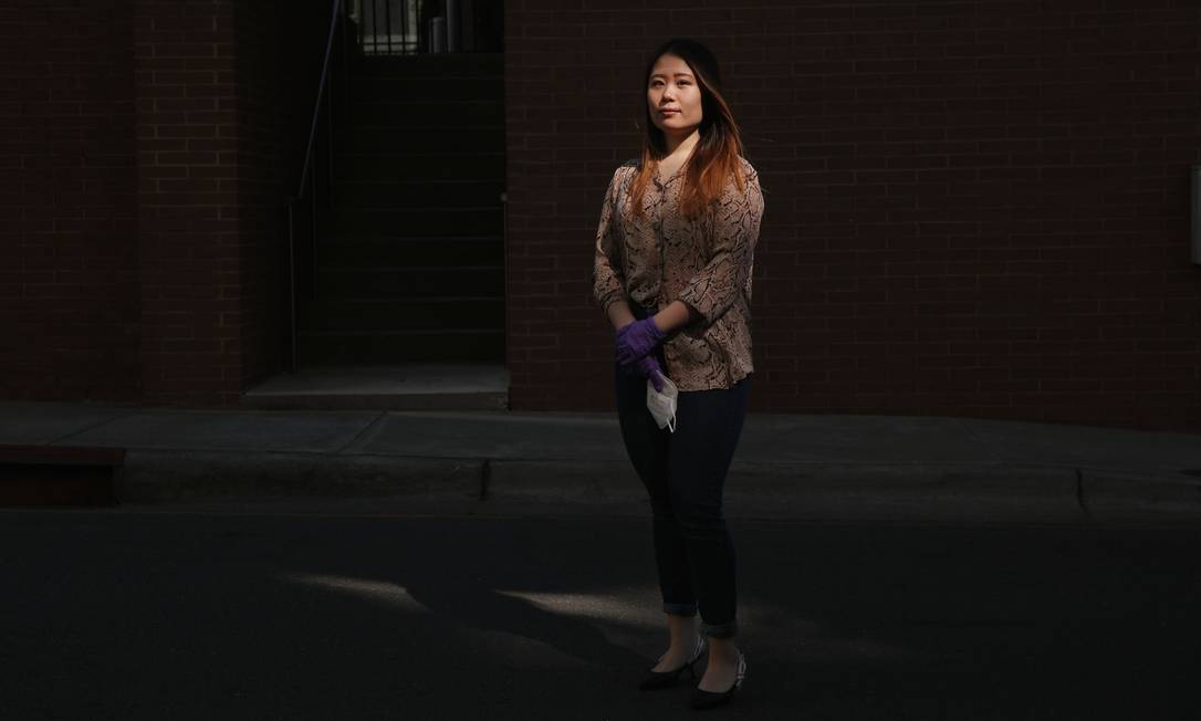 Penny Pei, estudante da Universidade Estadual da Carolina do Norte em Raleigh, disse que pagou a uma agência de viagens US$ 12 mil por uma passagem em classe econômica de Chicago para Xiamen, na China. Foto: Travis Dove / New York Times